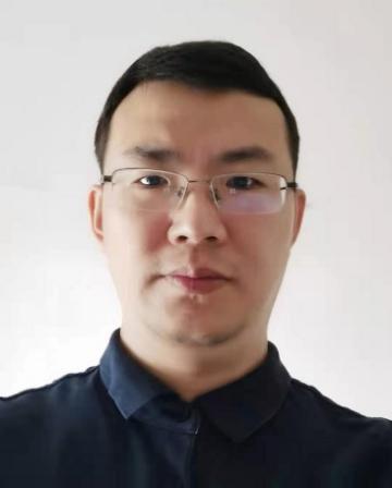 穿著黑色衣服的男人描述已自動生成